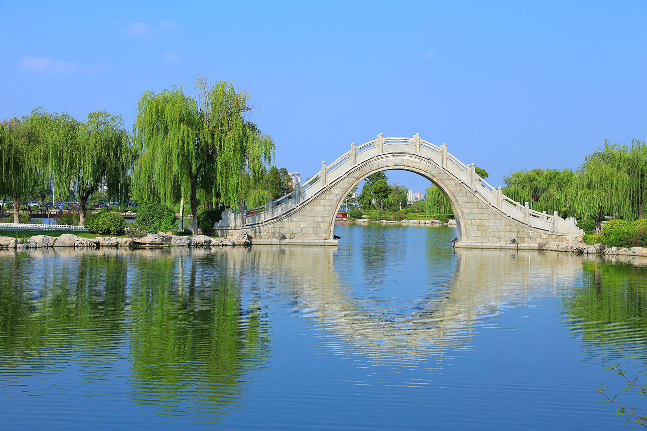 云龙湖位于江苏省徐州城区西南部,是徐州云龙湖风景区要景点