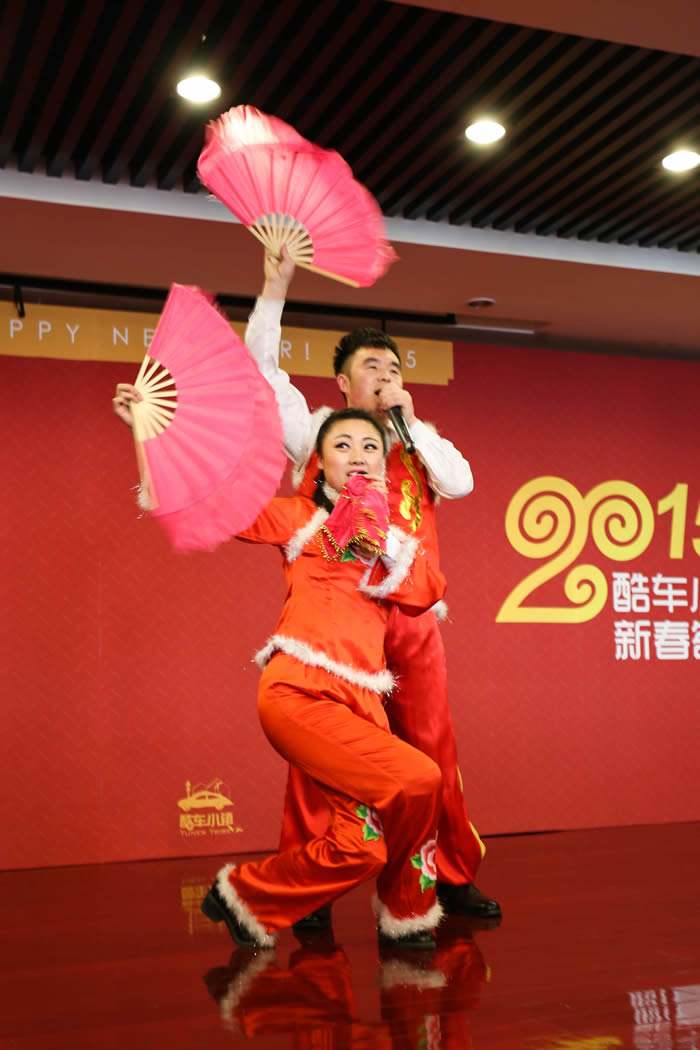 东北二人转小帽-----(小拜年) 东北二人转演员徐小二 东北二人转: 二人转史称小秧歌、双玩艺、蹦蹦,又称过口、双条边曲、风柳、春歌、半班戏、东北地方戏等。表现形式为:一男一女,服饰鲜艳,手拿扇子、手绢,边走边唱边舞,表现一段故事,唱腔高亢粗犷,唱词诙谐风趣。,流行于内蒙古东部三盟一市(现呼伦贝尔市、兴安盟、 通辽市和赤峰市)。