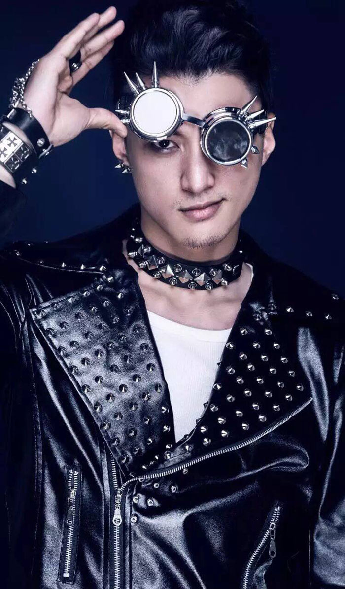 李星宇,七年的资深男模,丰富的平面拍摄经验,数不清的个人代表作品.