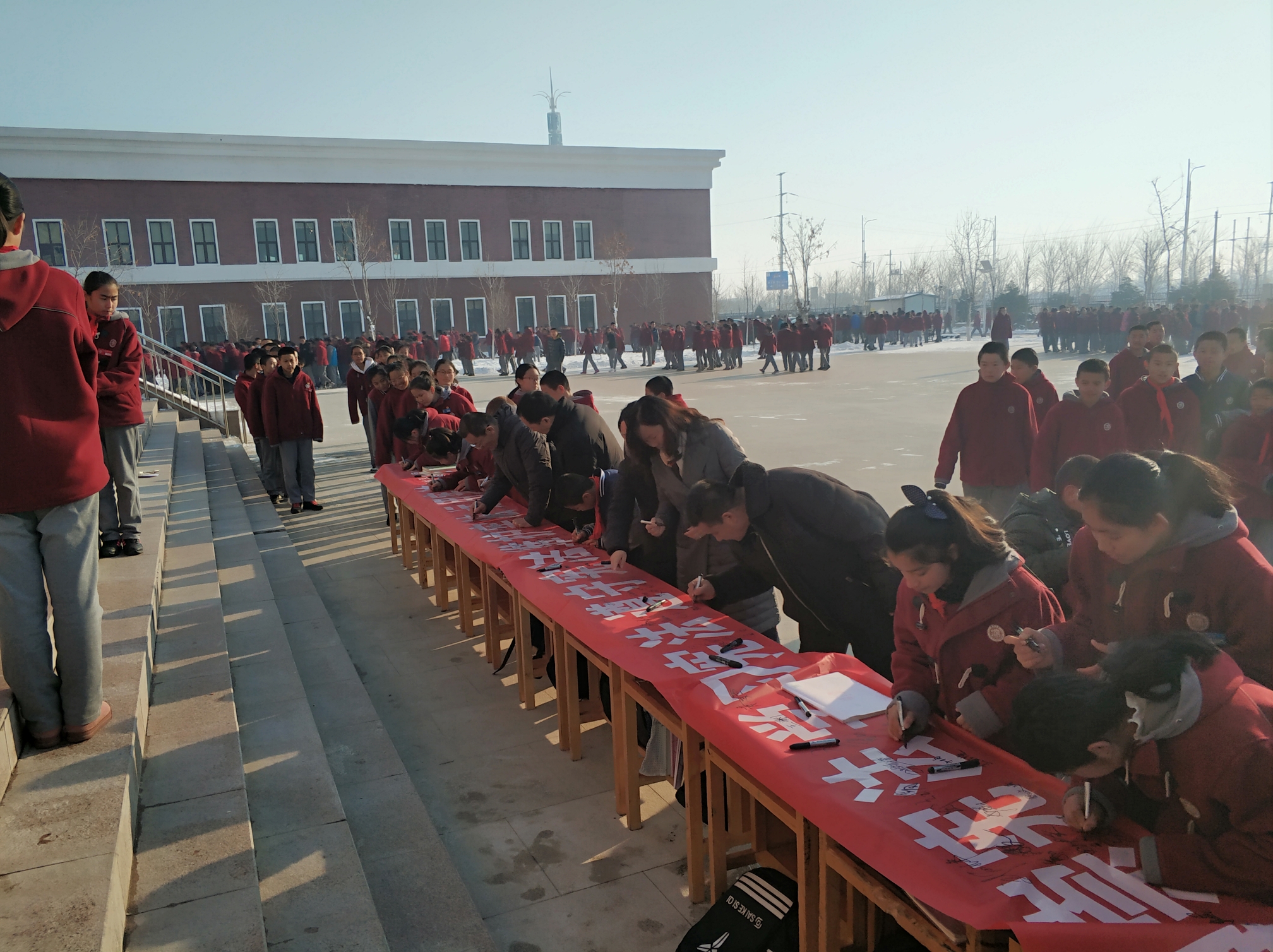 霍城县瞻德中学"尊崇宪法,学习宪法,维护宪法,运用宪法"主题升旗活动