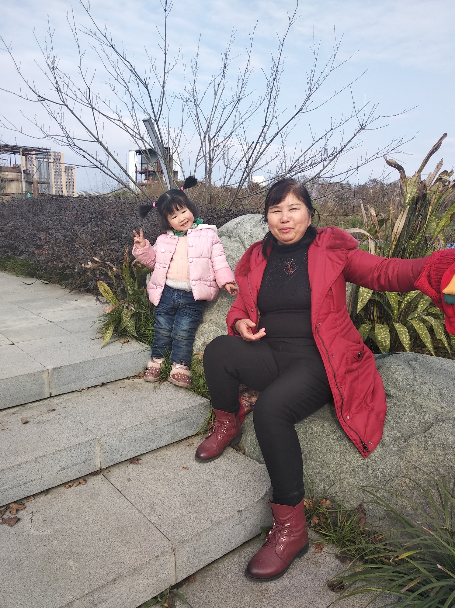 李大姐和她家的小可爱孙女,瞧瞧,小宝贝还挺会摆珀斯呢