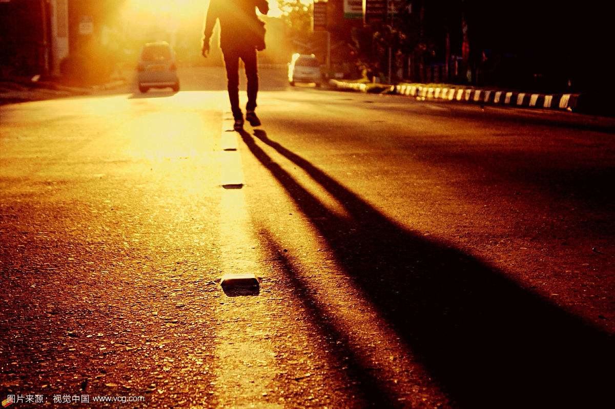 一个年轻女子独自走在户外的路上照片摄影图片_ID:312569520-Veer图库