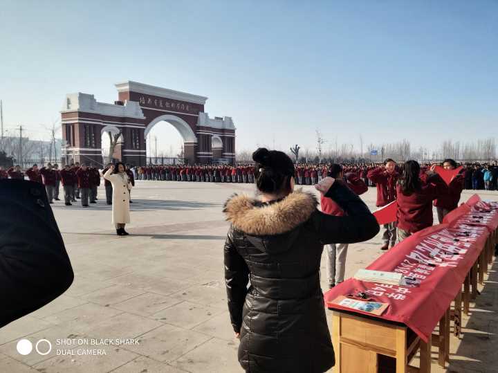 霍城县瞻德中学"尊崇宪法,学习宪法,维护宪法,运用宪法"主题升旗活动