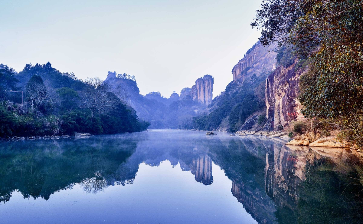 江西与福建西北部两省交界处,武夷山脉北段是中国著名的风景旅游区和