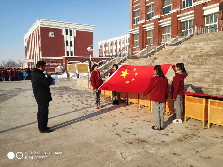 霍城县瞻德中学"尊崇宪法,学习宪法,维护宪法,运用宪法"主题升旗活动