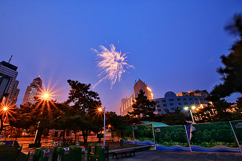 《灯火辉煌礼花齐放》来自青岛栈桥元宵节之夜的祝福