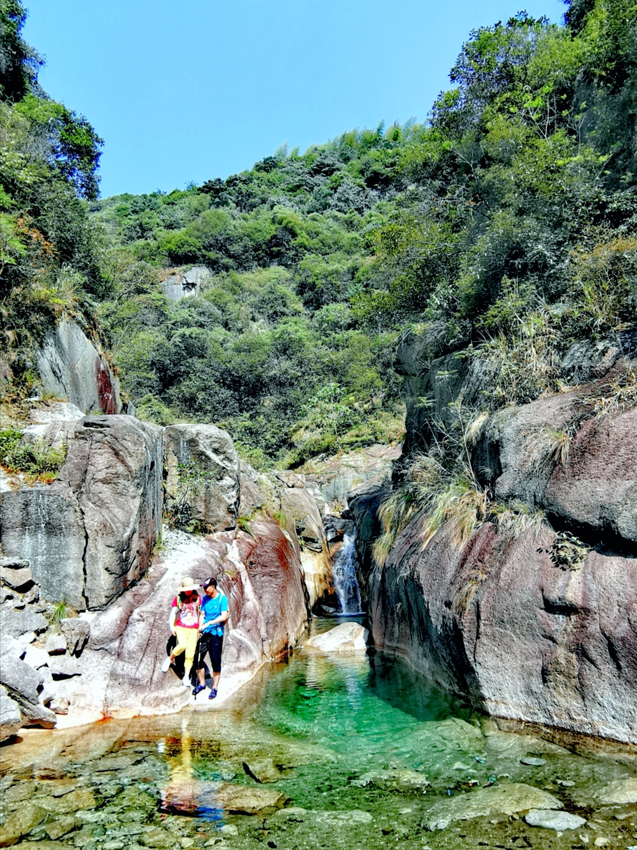 常宁西岭辉山峡谷溯溪见识了彩色透明果冻水