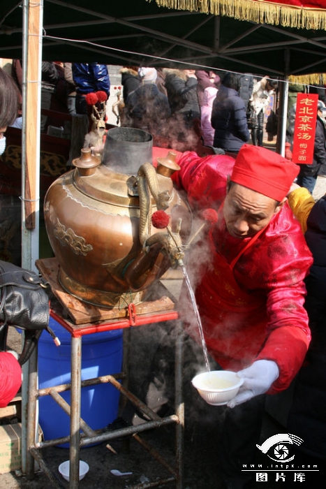 因为从前在北京前门大街多有这样的茶摊,就被人们称作大碗茶.