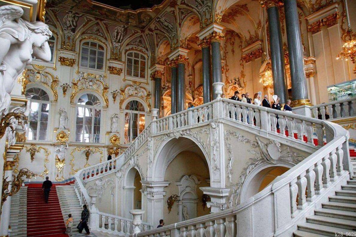 冬宫初建于1754年至1762年,是18世纪中叶俄国新古典主义建筑艺术