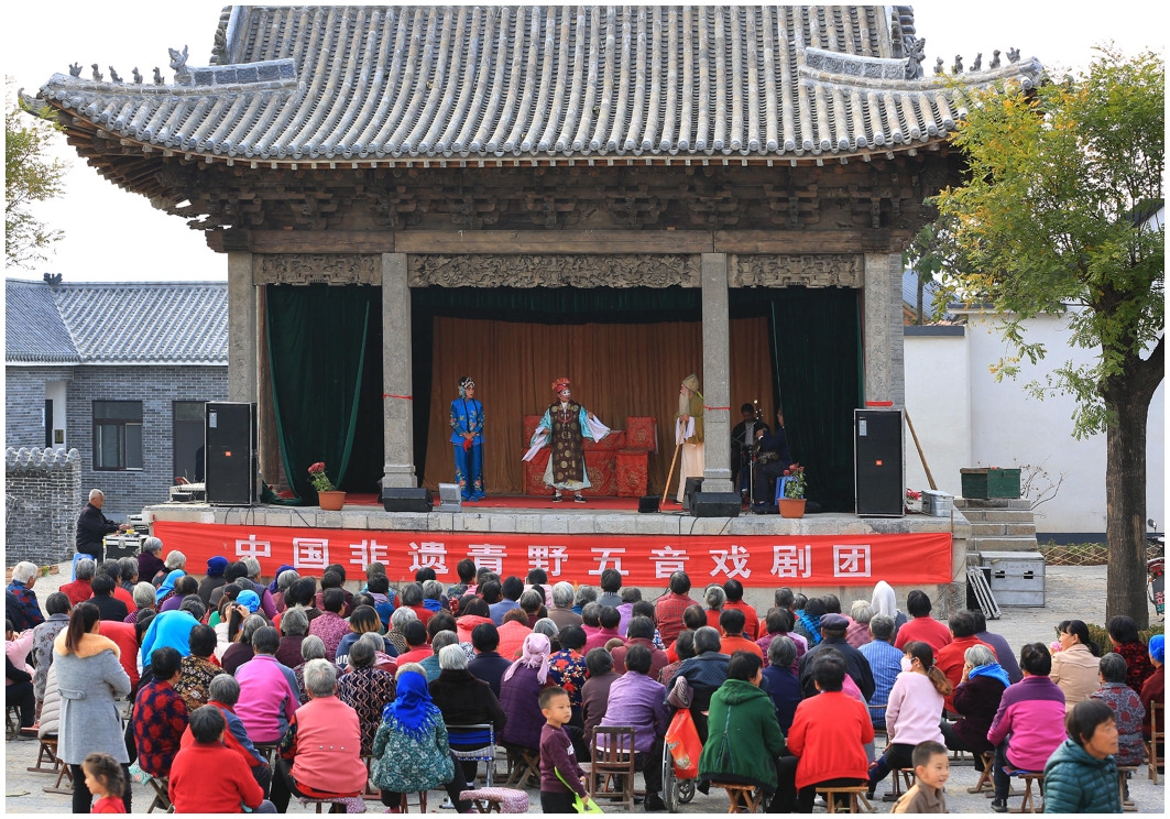 村内的大戏台,古色古香很接地气.