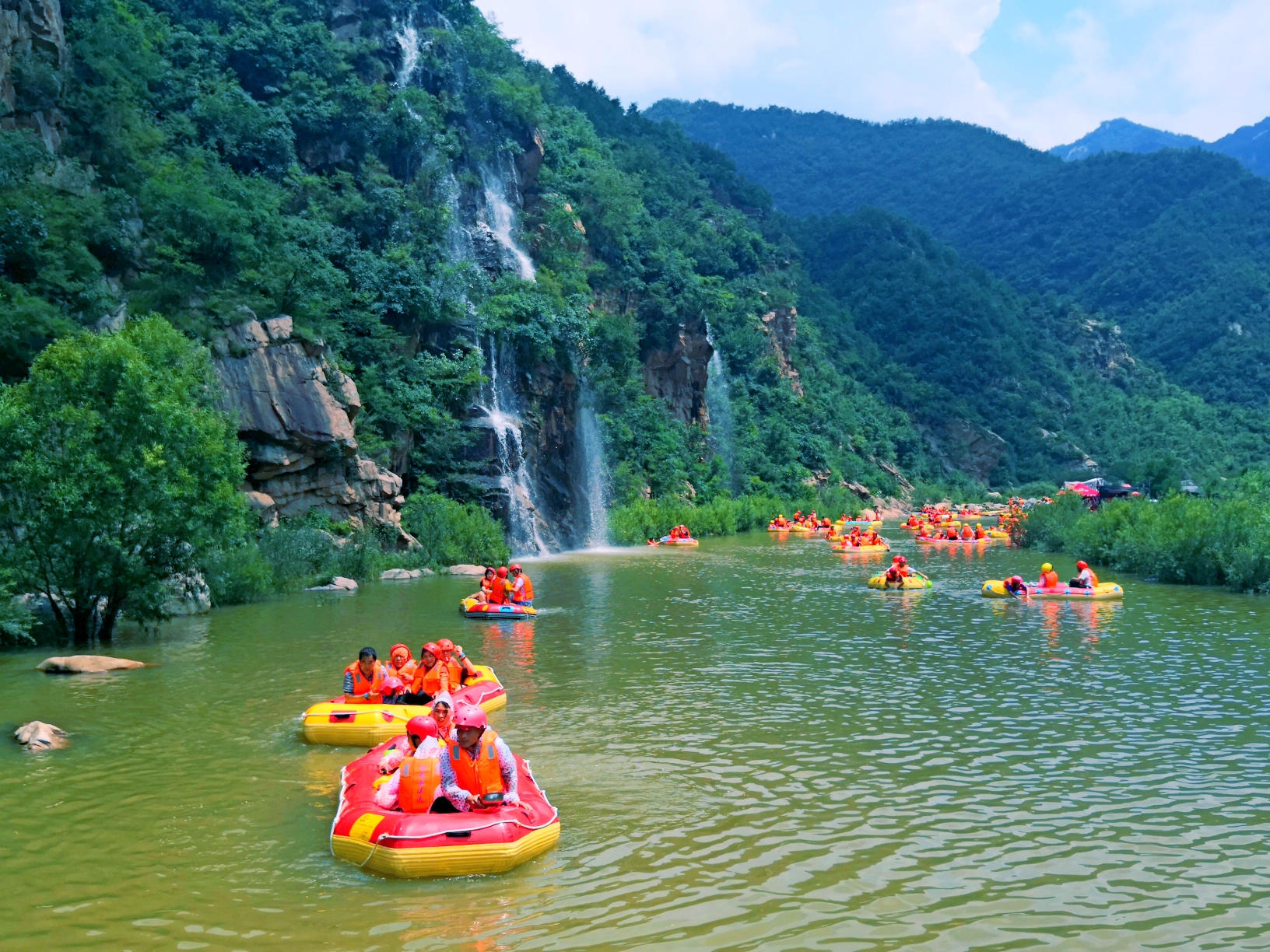 第七届汝阳生态漂流节在恐龙谷漂流景区拉开帷幕