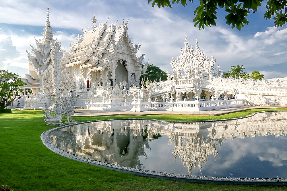 泰国清莱白庙,宛如一座落入凡间的琼楼玉宇,美得不要