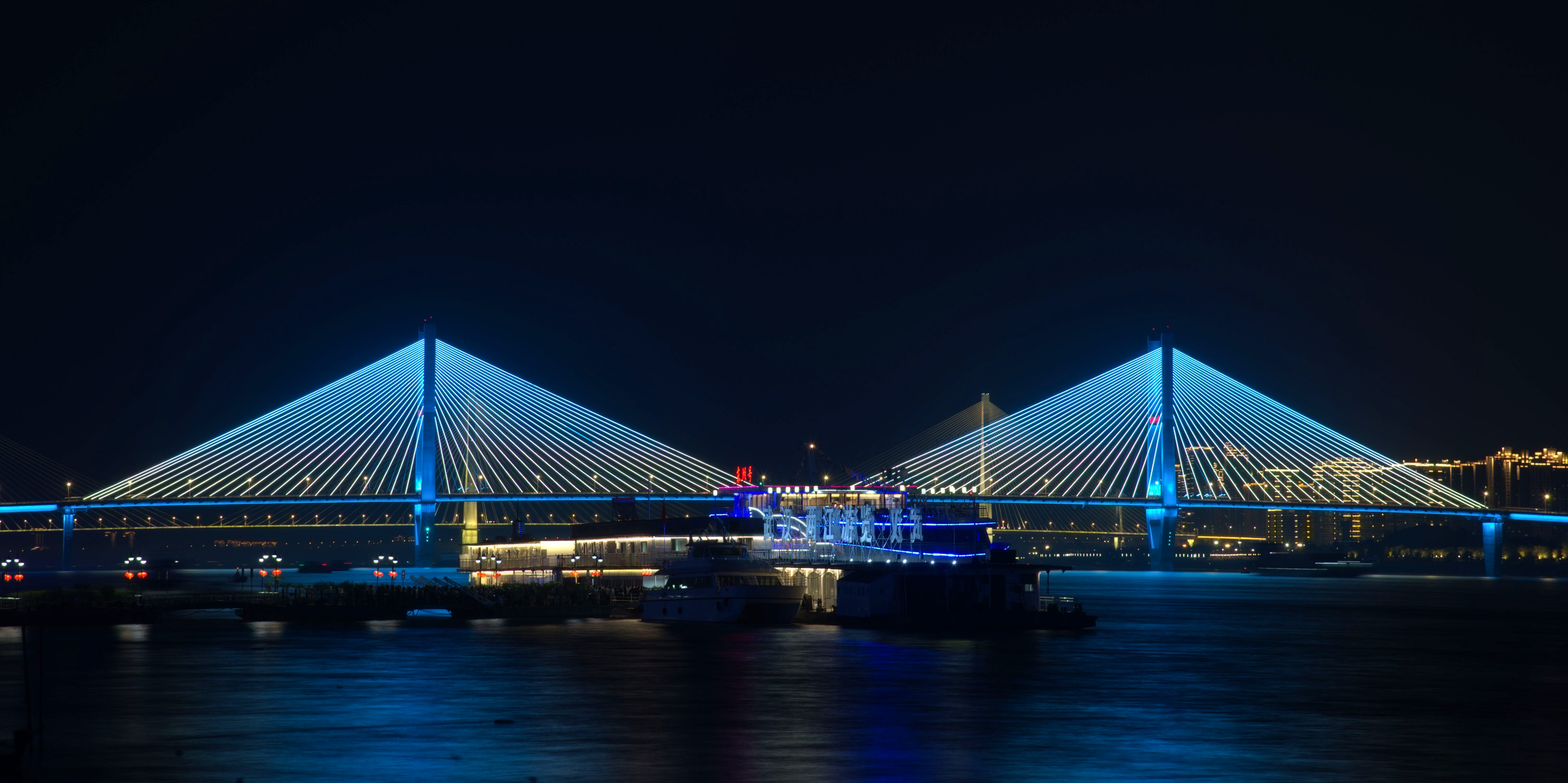 武汉长江灯光秀