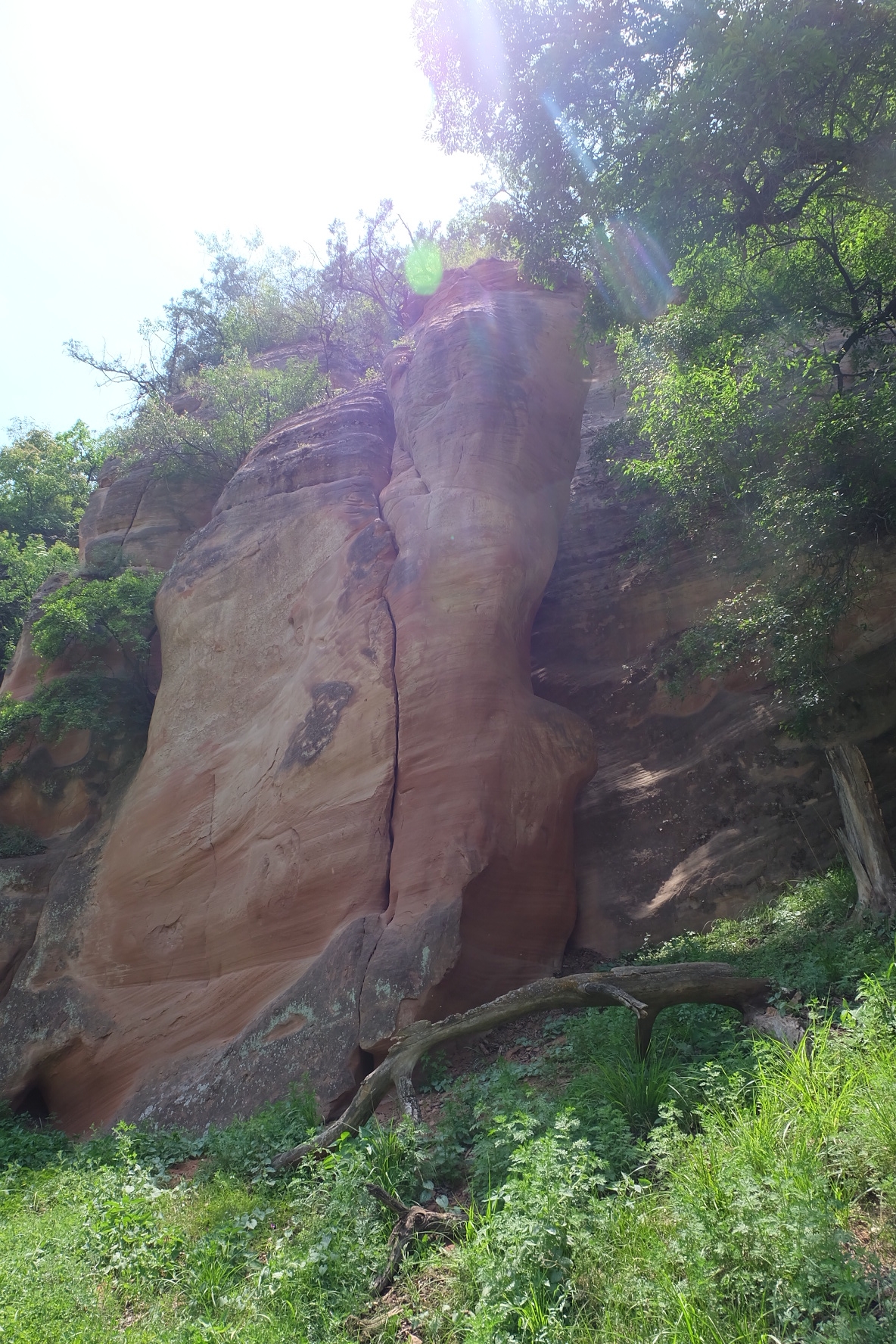 摄影时间:2018/06/02 摄影地点:志丹县永宁镇九吾山坐禅谷丹霞地貌