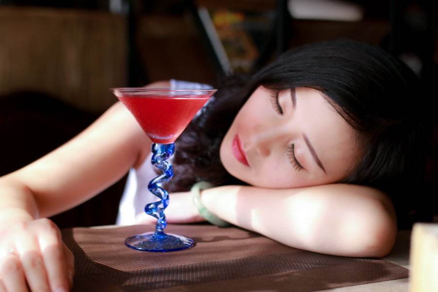 配乐散文《女人 红酒》作者:碑林路人朗诵:老荣