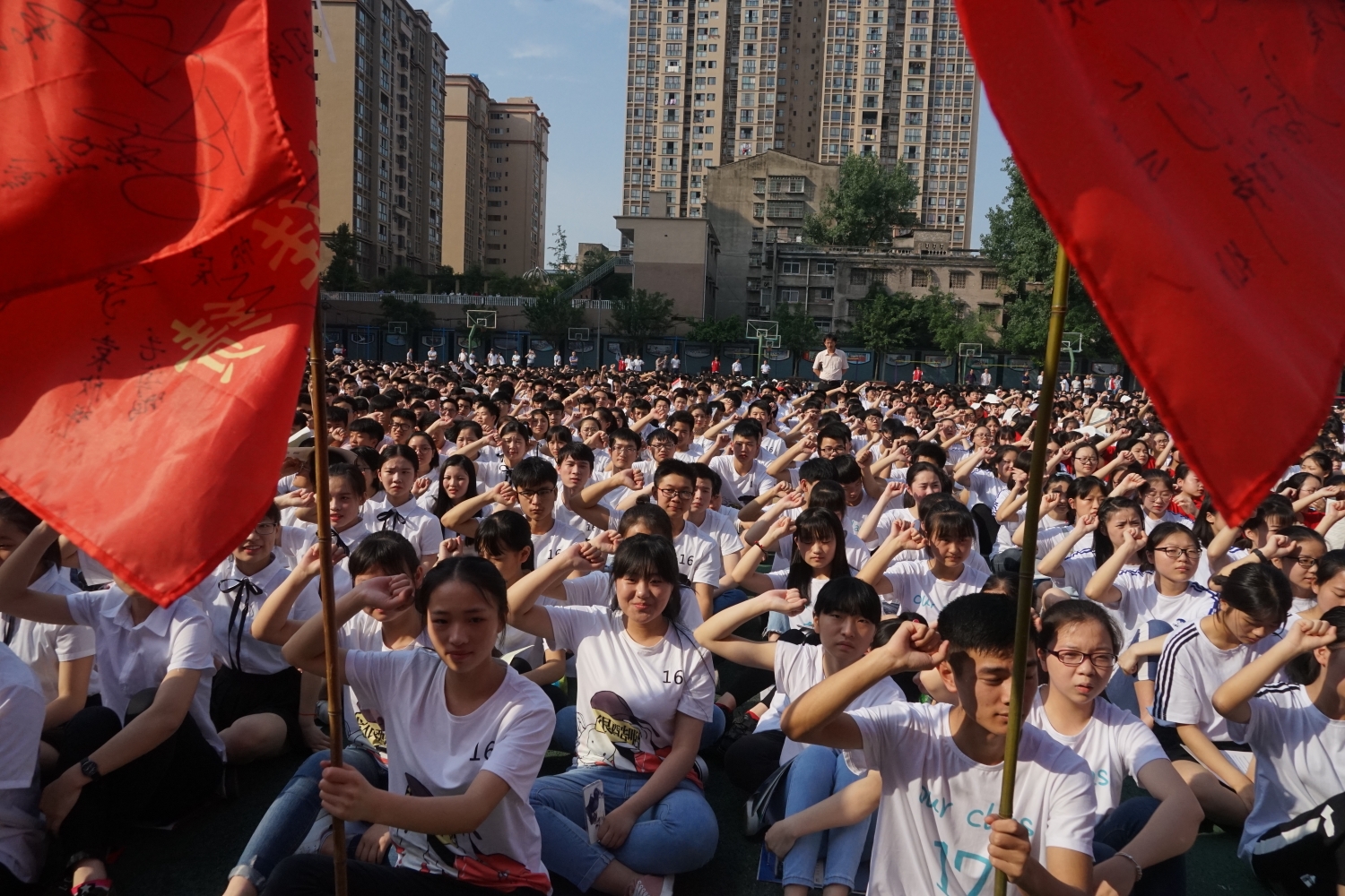 6月5日,渠县二中隆重举行以"感恩成长,放飞梦想"为主题的2018年