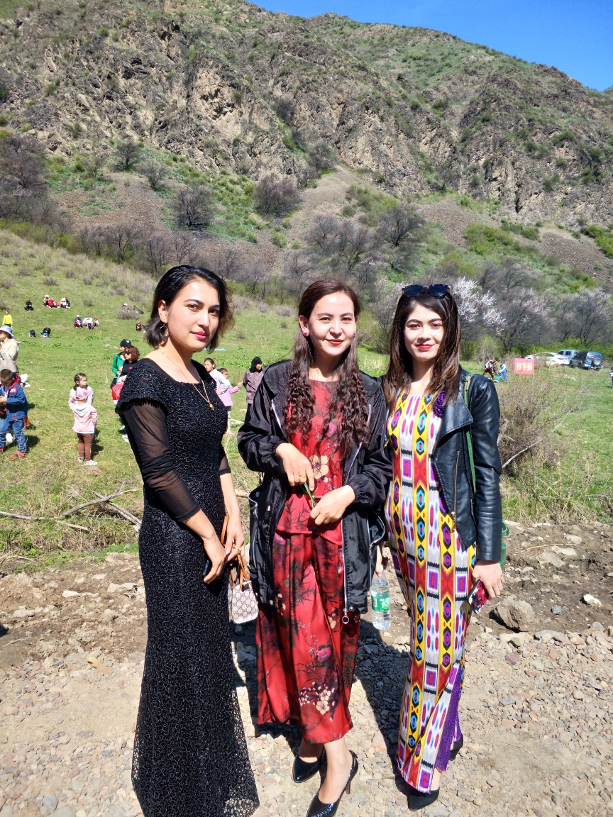 新疆美女,颜值爆表,气质不同凡响,她们主动让我拍照,留下美丽瞬间.