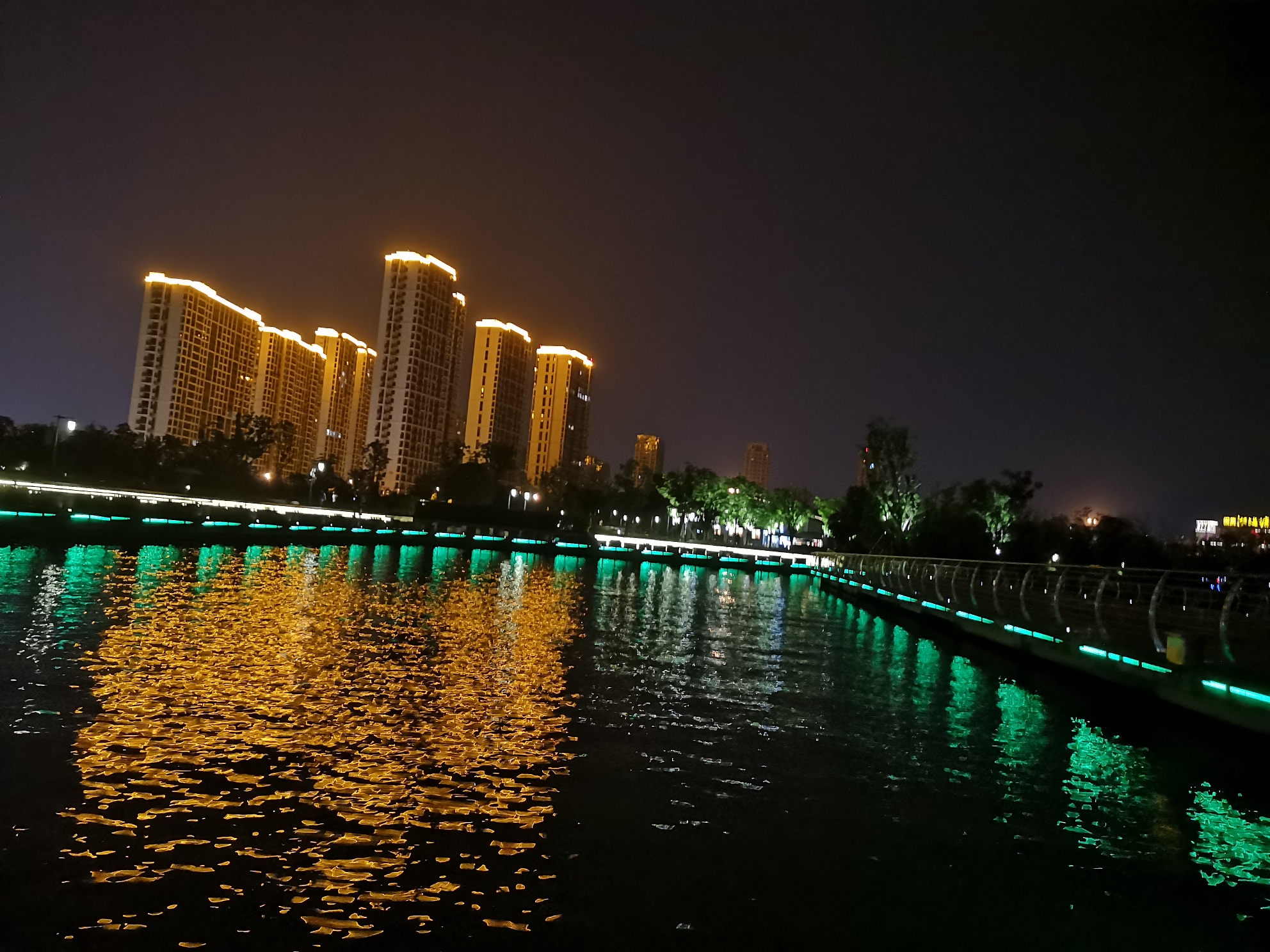 湖海塘夜景无限美