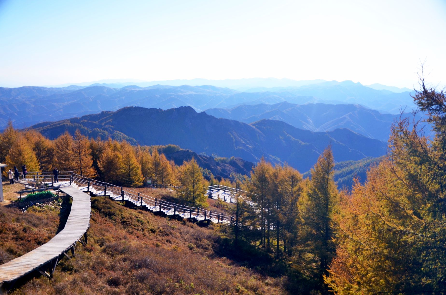 南与山西省阳高,天镇县接壤,西与丰镇市相邻,是晋,冀,蒙三省(区)交界
