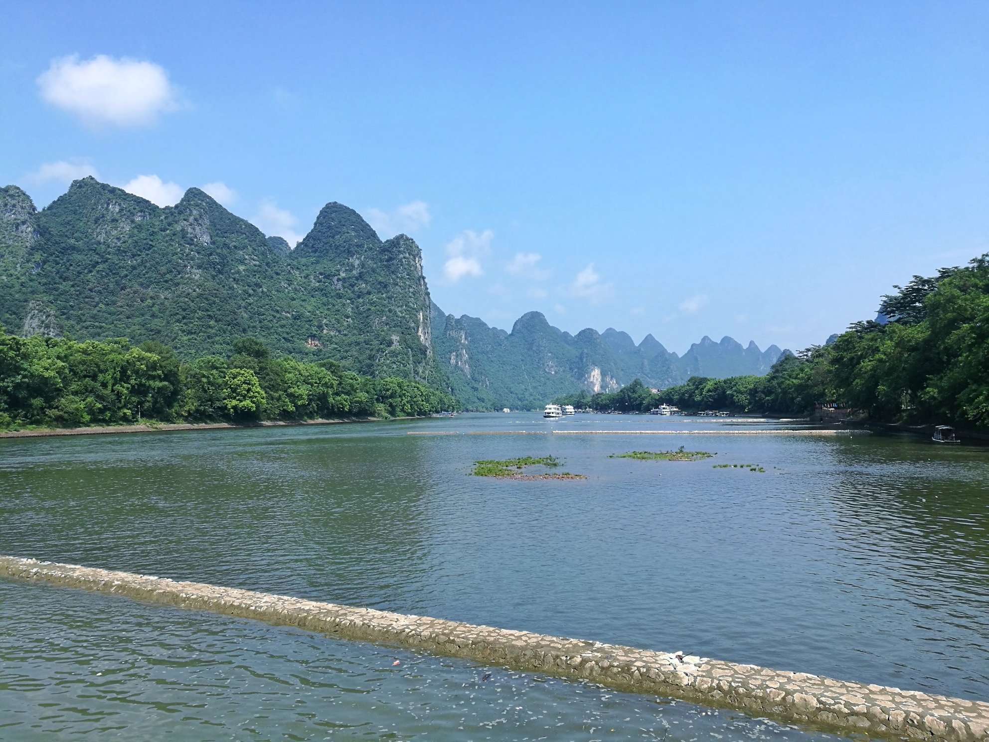 桂林山水之船游漓江