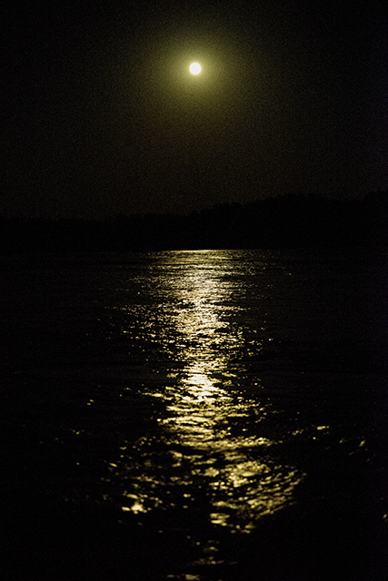 七月十五的月亮映照在大汶河上,显得格外明亮!