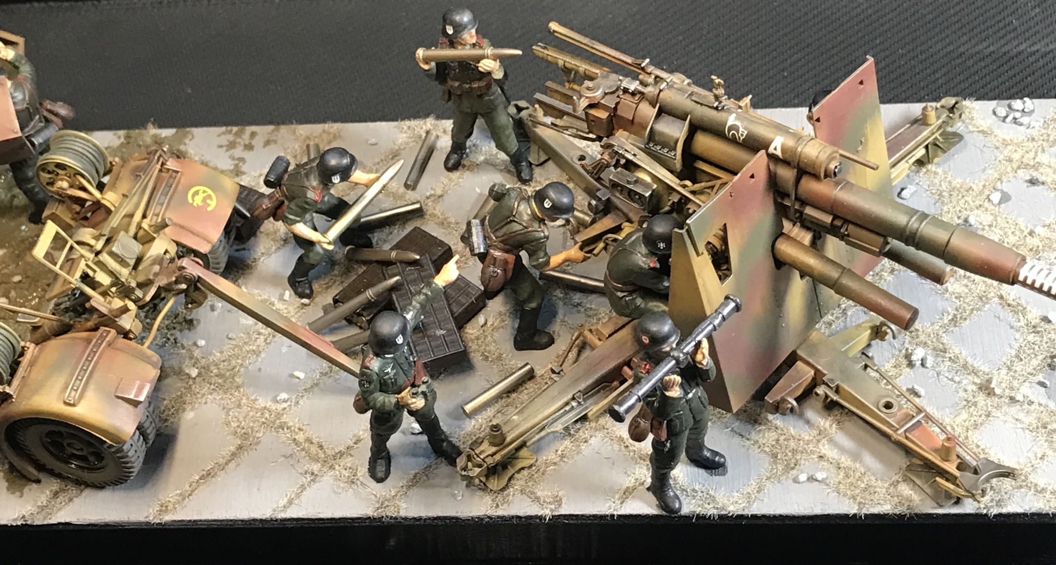 88毫米高射炮外形设计上,分为炮管,底座撑盘,装弹机,瞄具以及后续