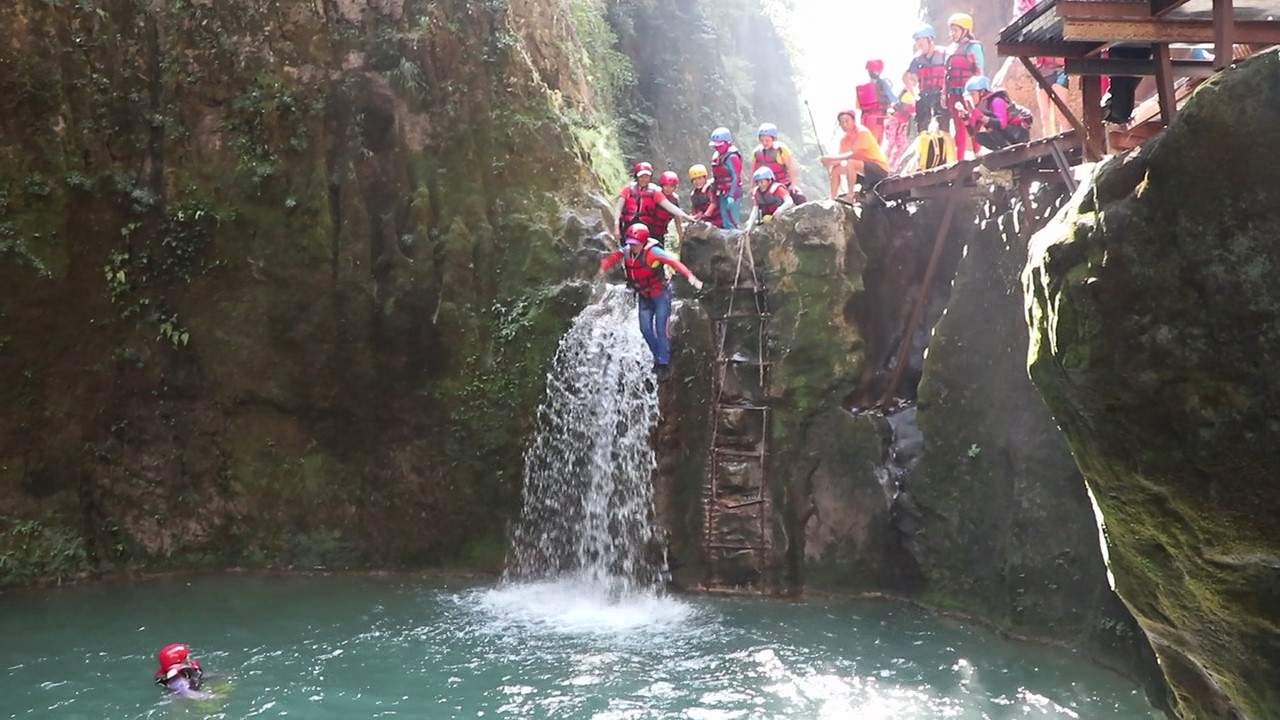 芙蓉镇坐龙峡红石林马拉河之旅