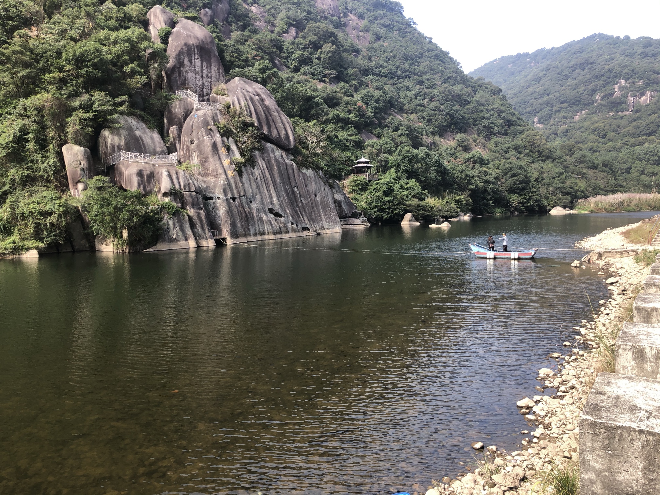 由于修路亦或是标识不清,我们意外的开到了杨家溪漂流景区,风景也是很