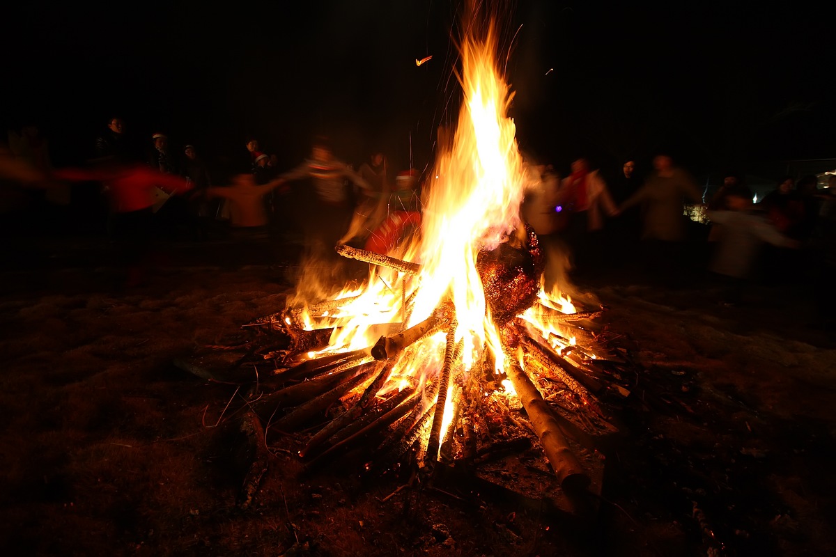 燃烧的篝火高清图片下载-正版图片500627914-摄图网