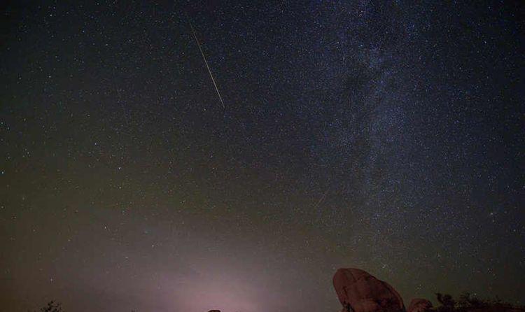 空中一颗流星划过.