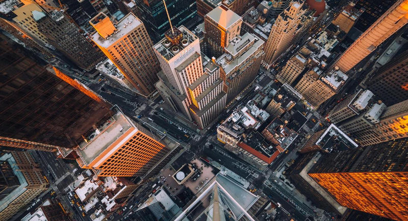 大胆攀爬至摩天大楼顶层鸟瞰纽约市,俯拍了一组激动人心的城市美就技