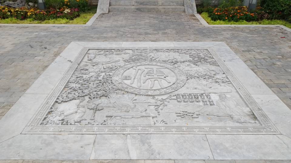 垂花门前"儒"字地雕.描绘的是孔圣人周游列国,传播儒家文化的故事.