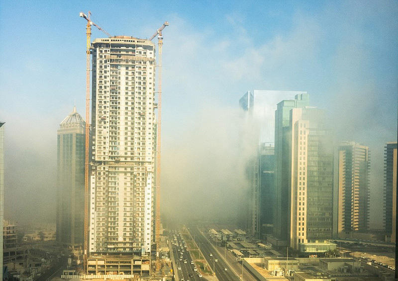 世界多地摩天大楼隐没浓雾中