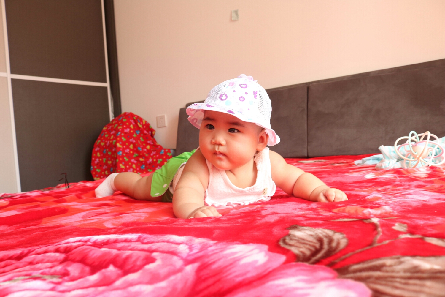 张子墨今天五个月了,拍一组照片做为她成长的回忆.