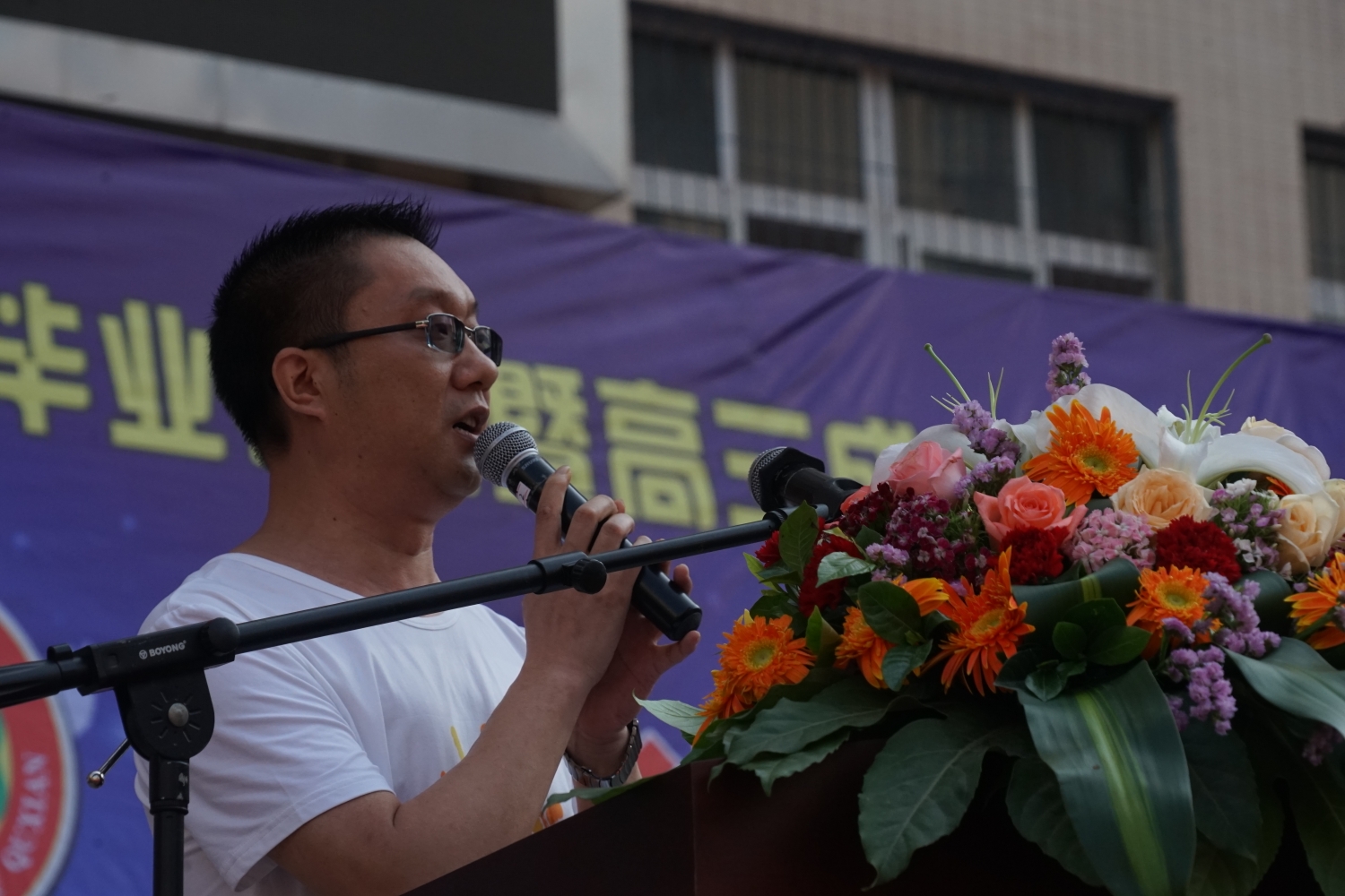 6月5日,渠县二中隆重举行以"感恩成长,放飞梦想"为主题的2018年