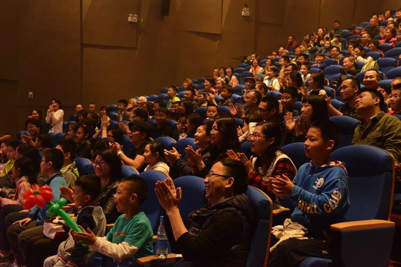 台上的无厘头,台下的捧腹大笑