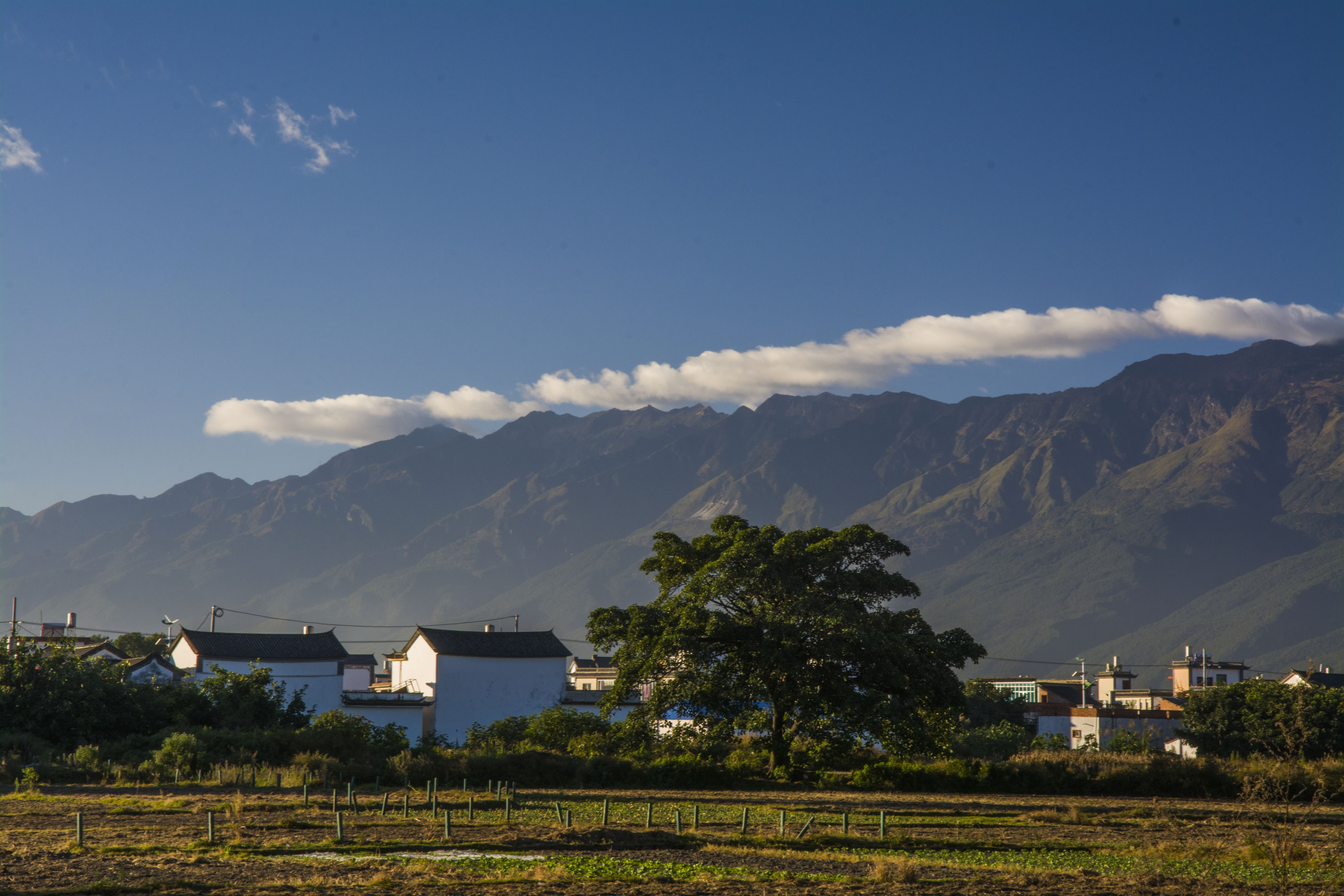 云南高山湖泊众多.风景如画.仅此小片介绍云南风光.
