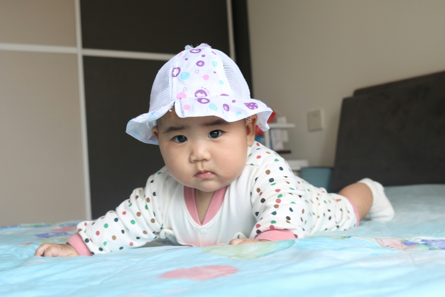 张子墨今天五个月了,拍一组照片做为她成长的回忆.