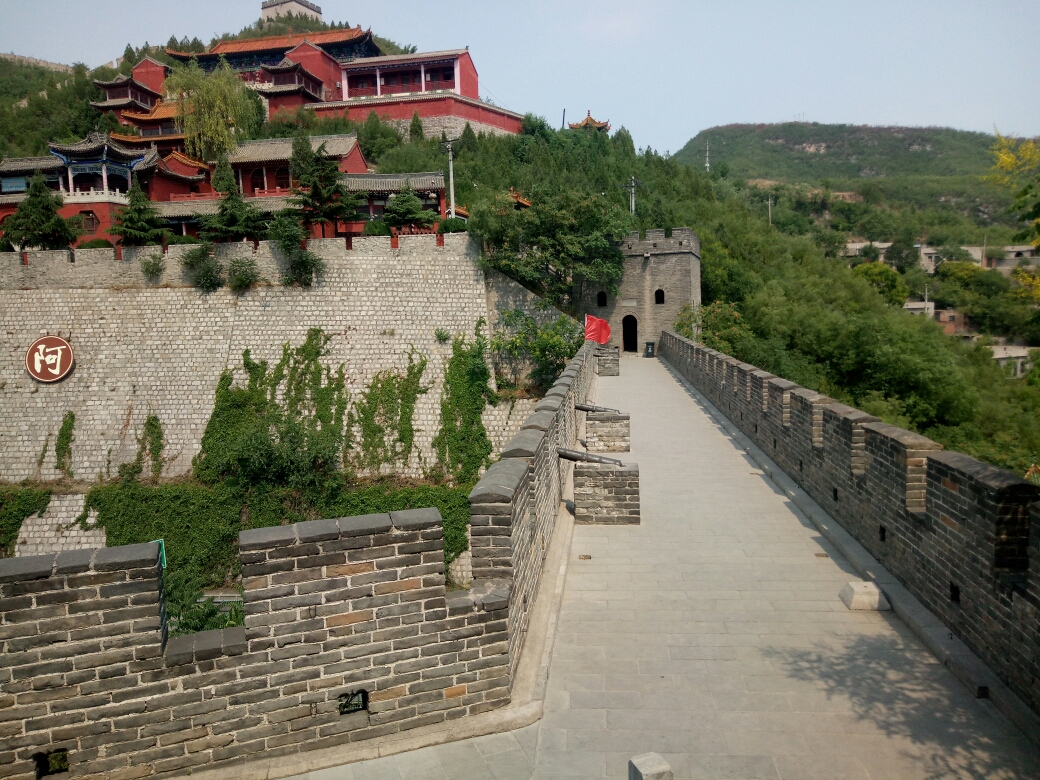 站在山西阳泉固关长城上
