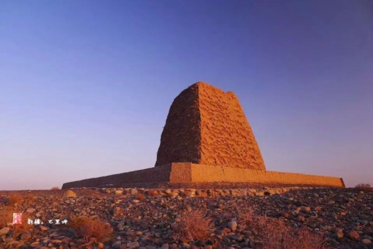 (新疆.巴里坤烽燧.2014年摄)