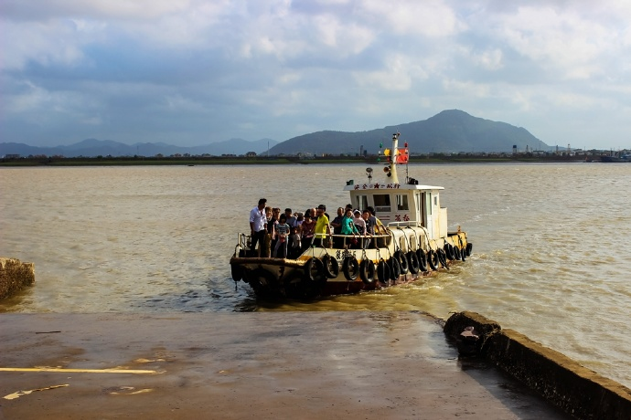 清晨的花岙岛轮渡,南来北往的客人,一股浓浓的生活气息扑面而来