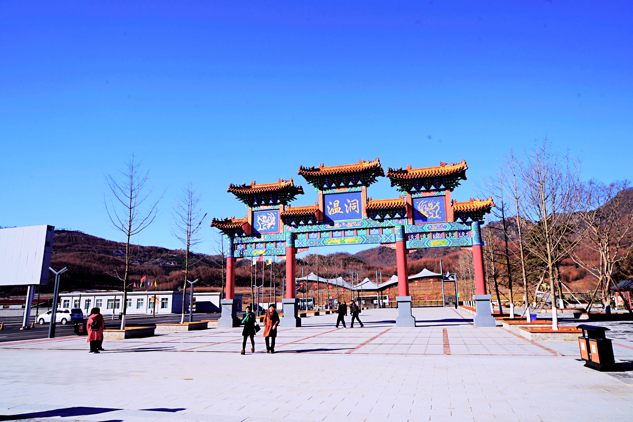 跟随本钢老年摄影协会 来到丹东凤城赛马镇温洞采风 我随手拍下门前的