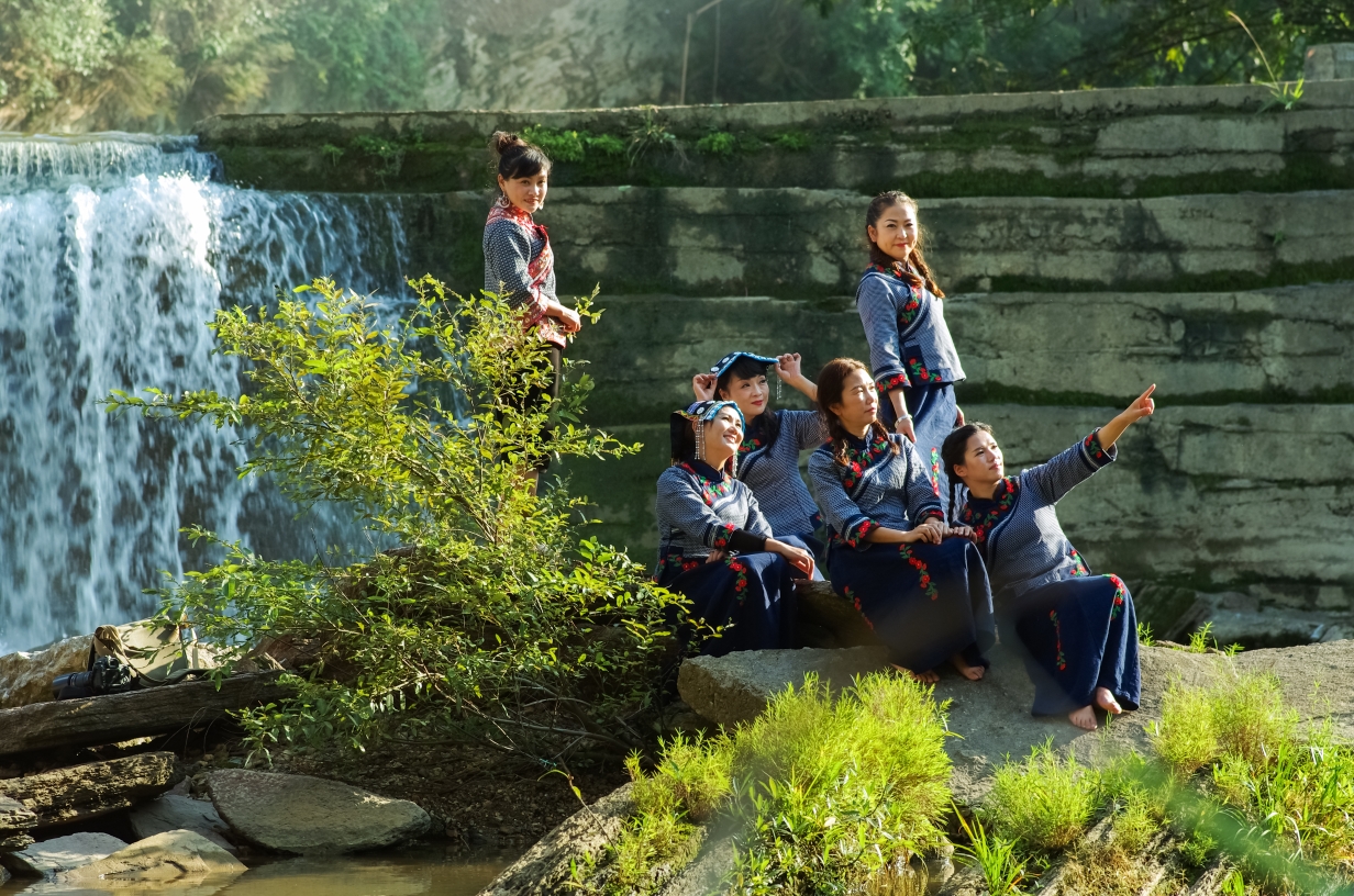 荔波县者磊布依山寨的姑娘们 摄影 邓碧飞