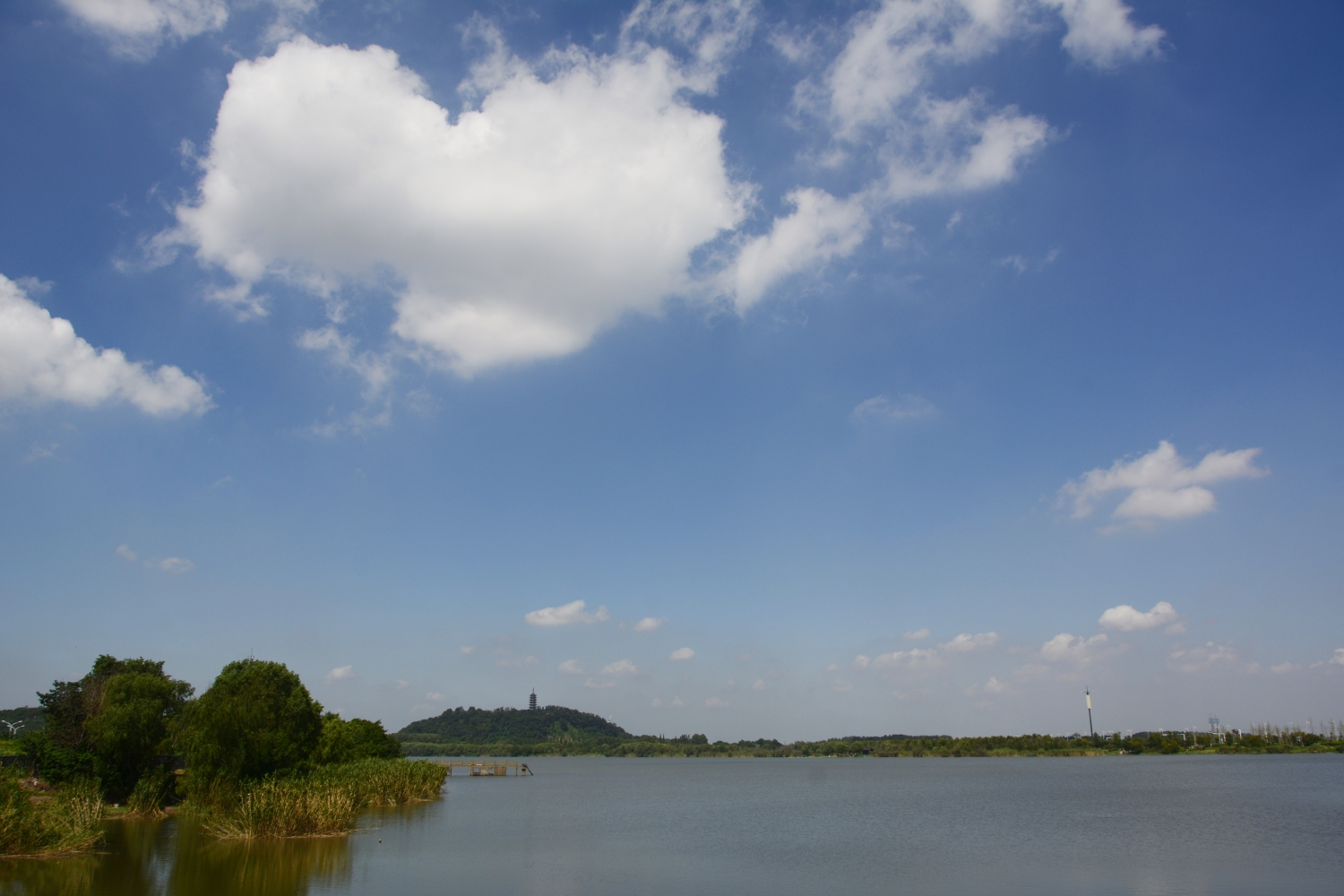 京江路上看蓝天白云