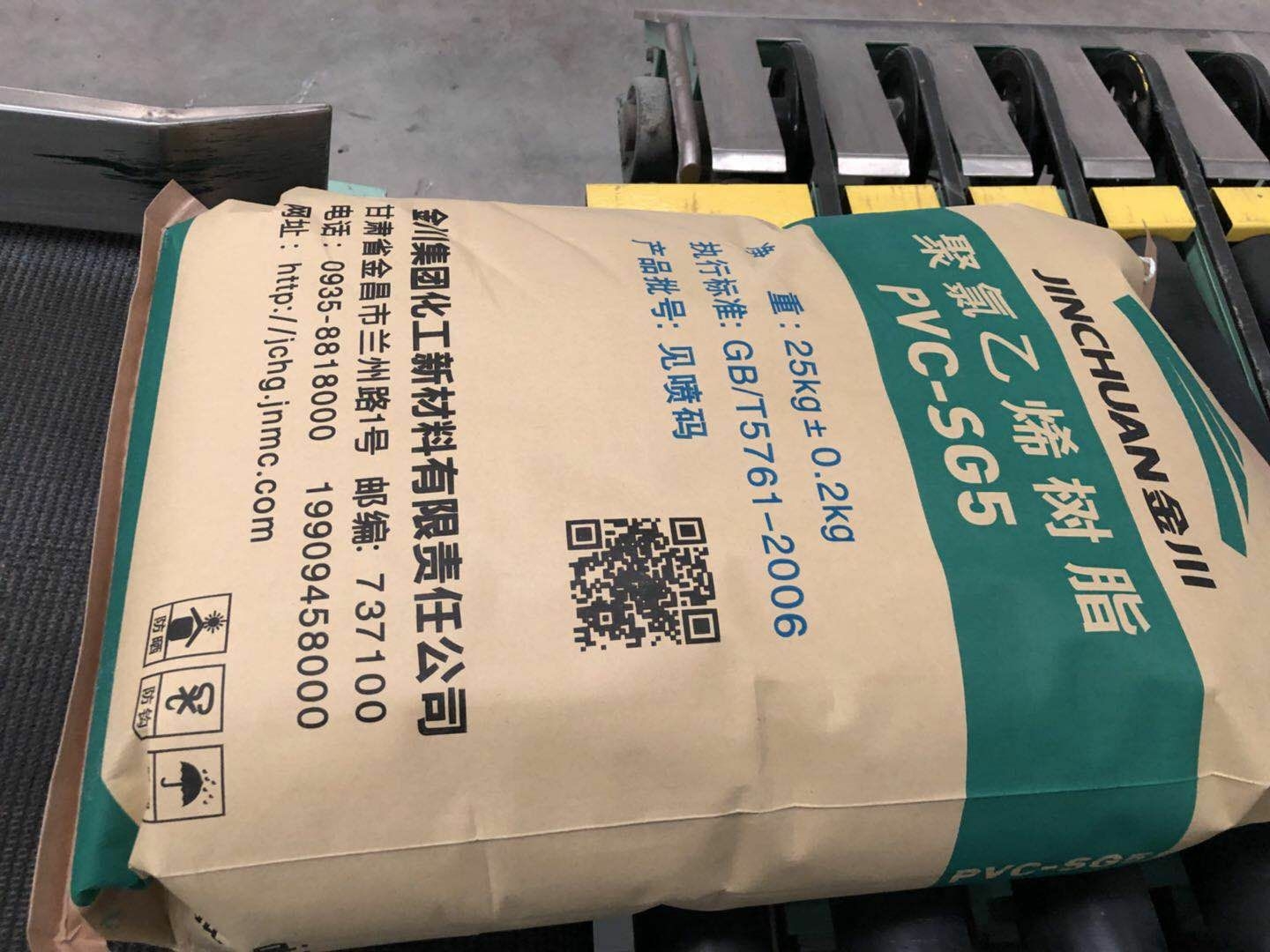 检查外包装信息,确保与公司设计版面相符.