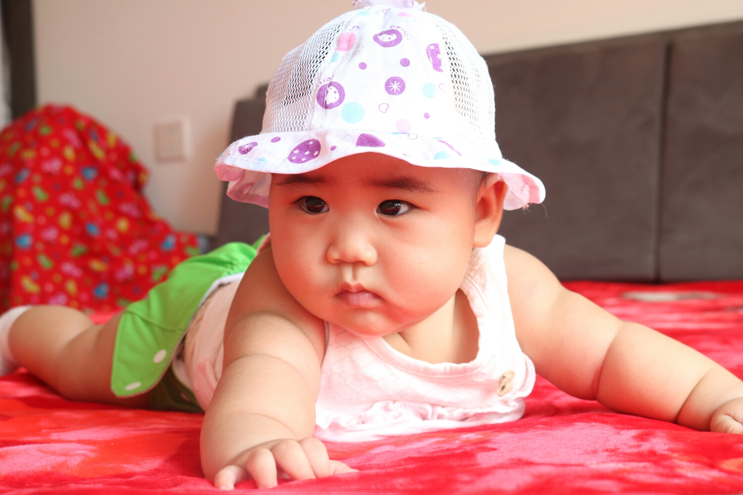 张子墨今天五个月了,拍一组照片做为她成长的回忆.