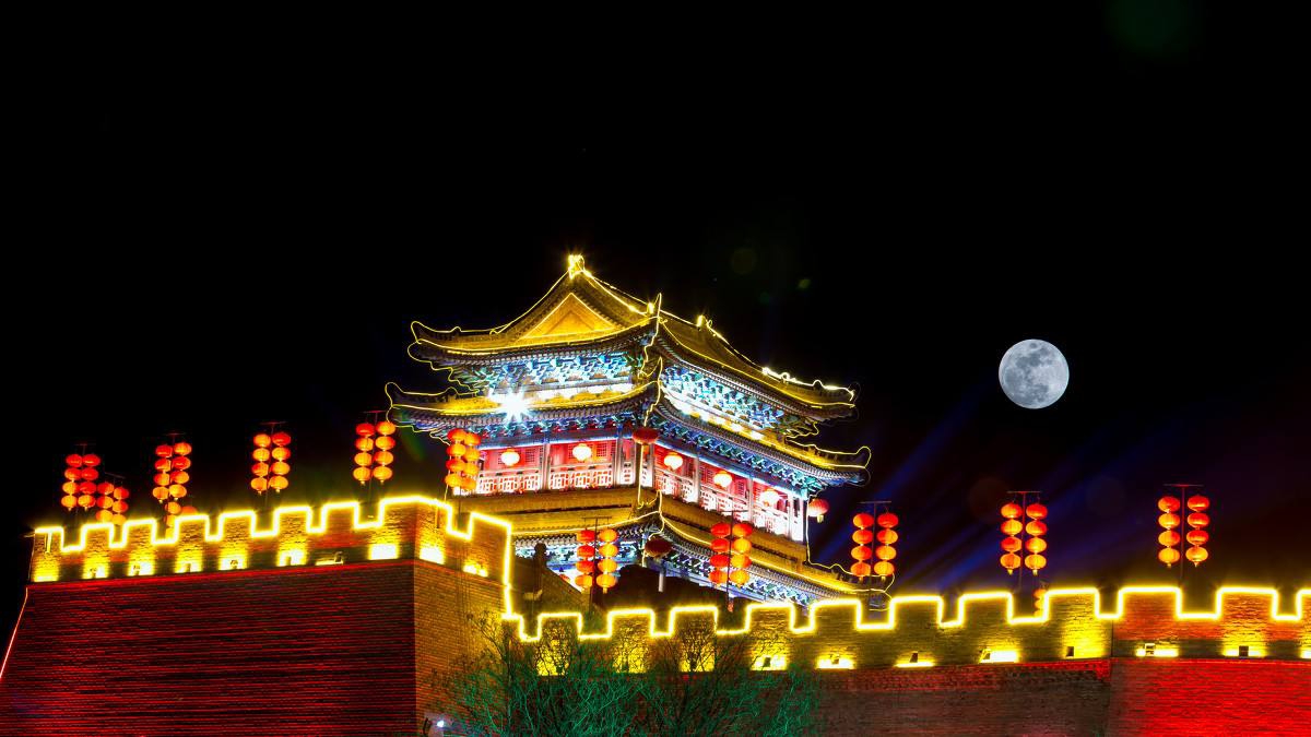 古城的夜景虽繁华,勾起了一缕淡淡的忧伤!