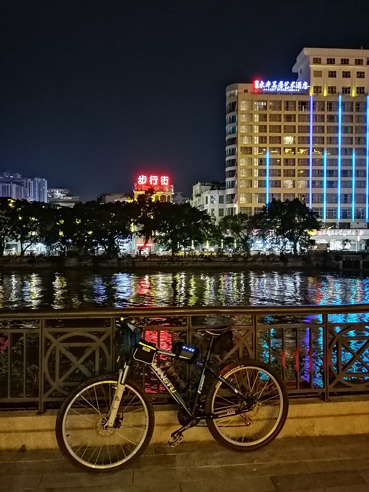 双轮滚动夜骑江门侨乡手机随拍一河两岸夜景