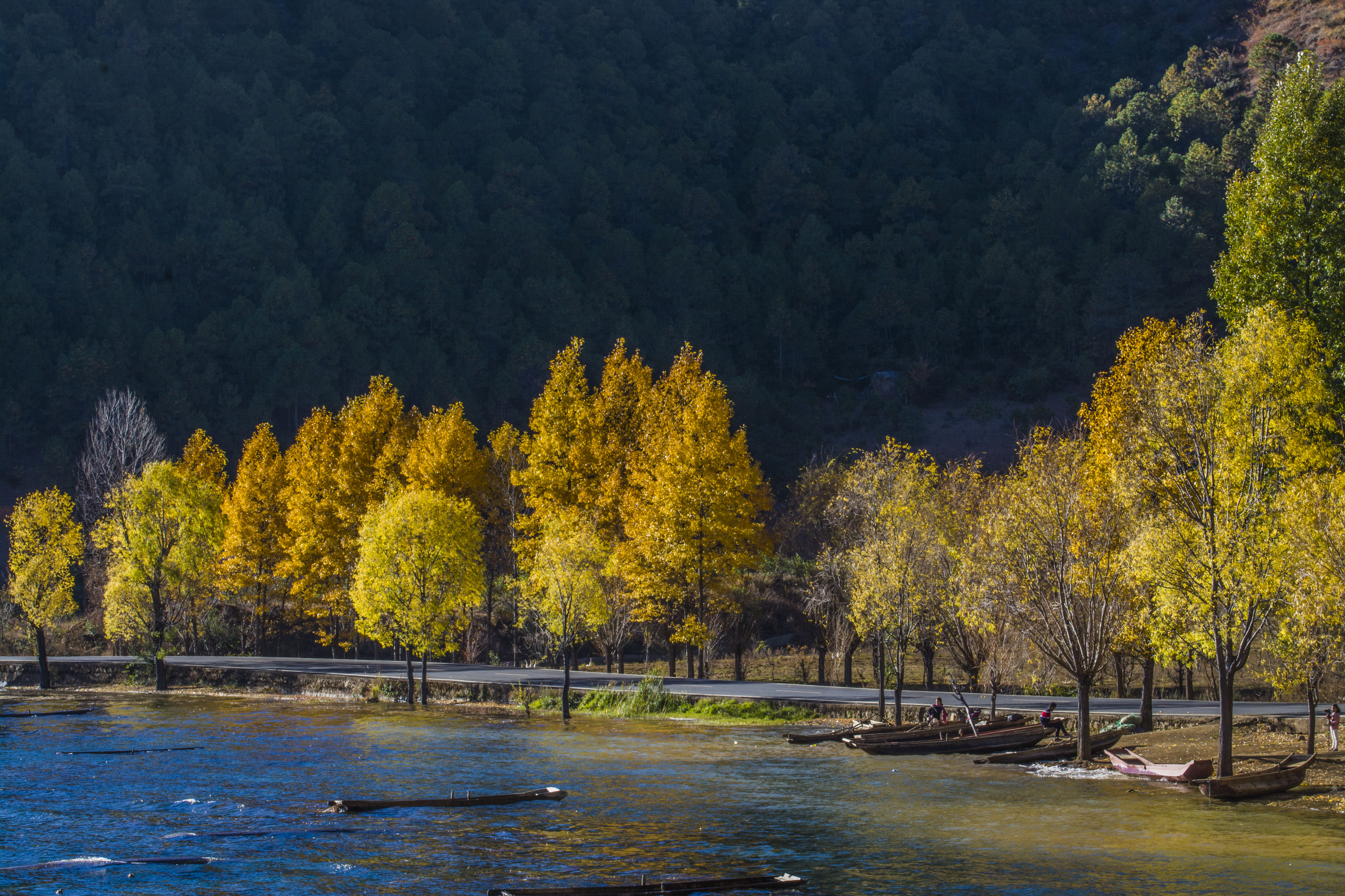 云南高山湖泊众多.风景如画.仅此小片介绍云南风光.