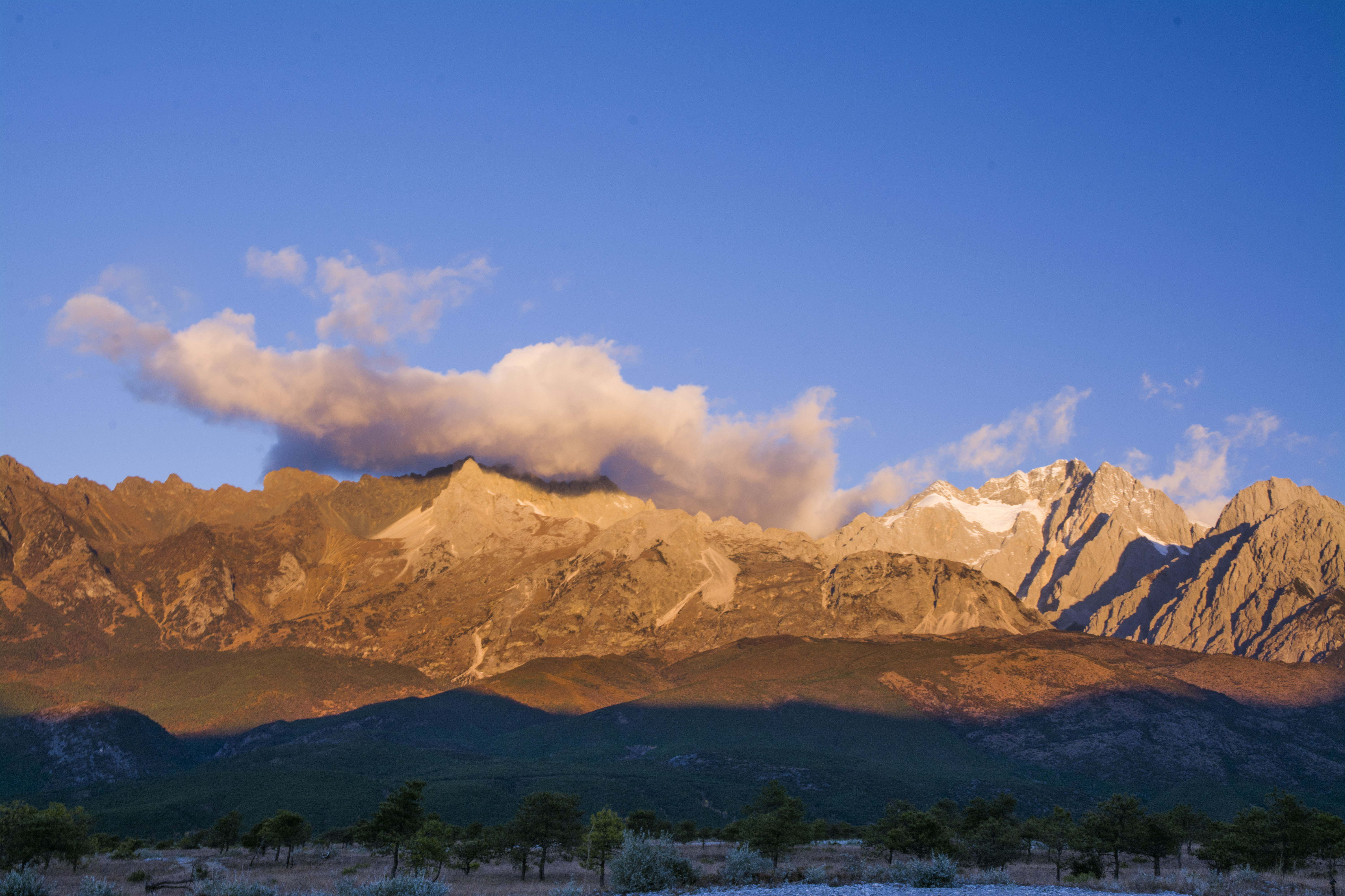 云南高山湖泊众多.风景如画.仅此小片介绍云南风光.